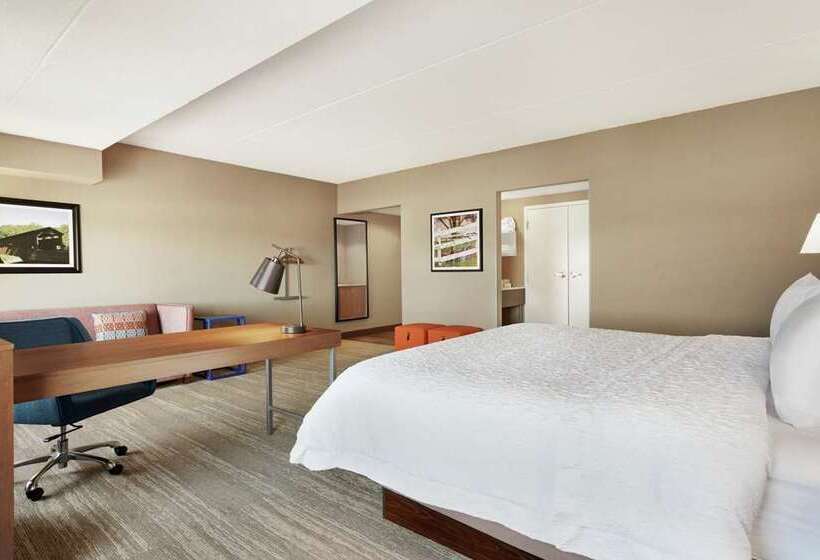 스탠다드 스튜디오, Hampton Inn & Suites Watsonville