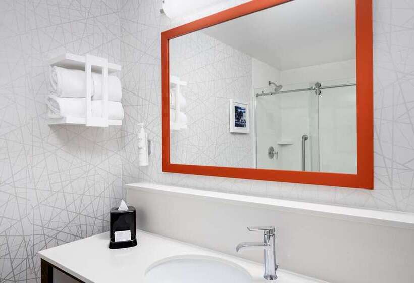 스탠다드 스튜디오, Hampton Inn & Suites Watsonville