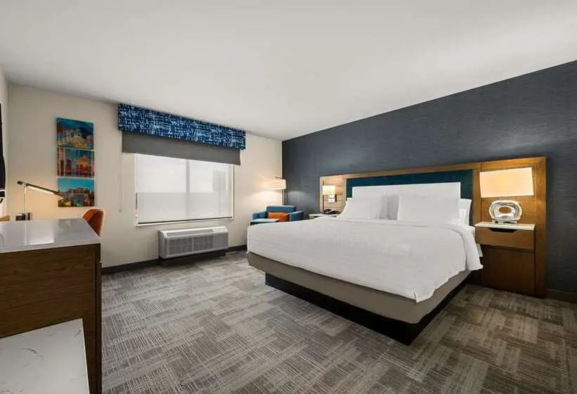 キングサイズベッドのスタンダードルーム, Hampton Inn & Suites Watsonville