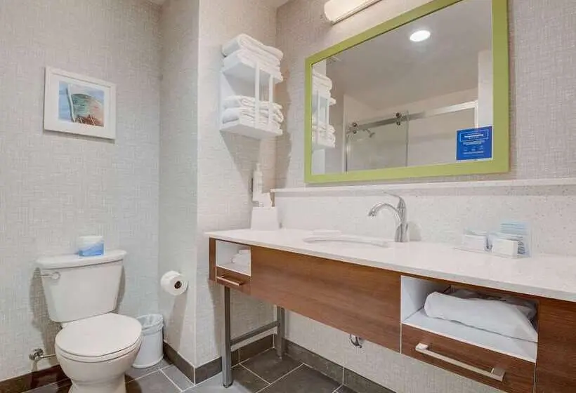 キングサイズベッドのスタンダードルーム, Hampton Inn & Suites Watsonville
