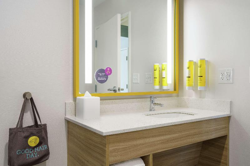 Standard Szoba King Size Bed, Tru By Hilton Sandusky, Oh