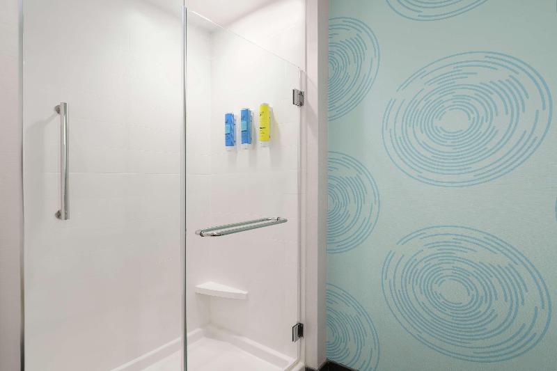 Standard Szoba King Size Bed, Tru By Hilton Sandusky, Oh