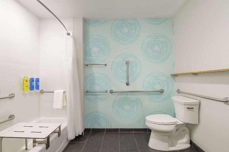 Standard Szoba King Size Bed, Tru By Hilton Sandusky, Oh