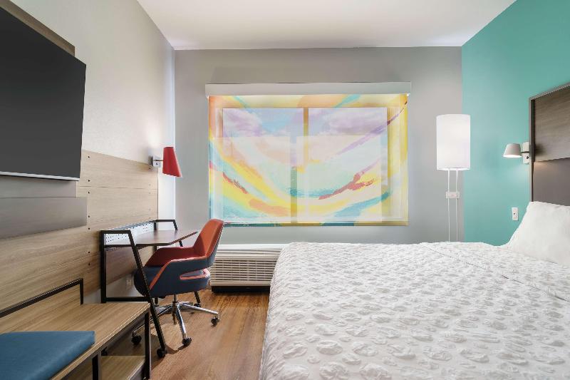 Standard Szoba King Size Bed, Tru By Hilton Sandusky, Oh