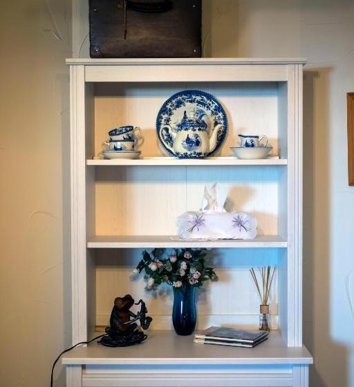 سوییت, Observatory Cottages