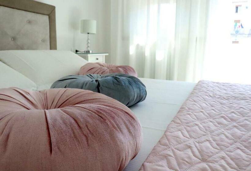 اتاق لوکس با بالکن, The Gallery Boutique Rooms