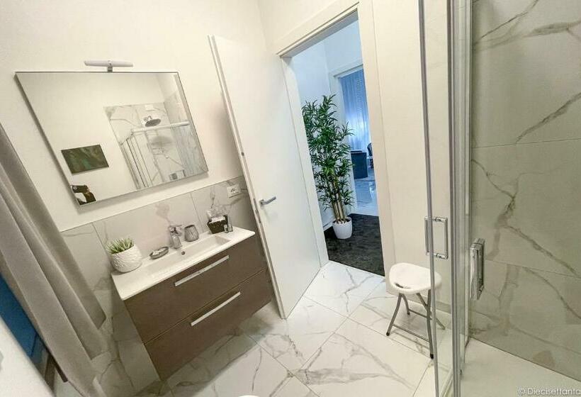 اتاق لوکس با بالکن, The Gallery Boutique Rooms