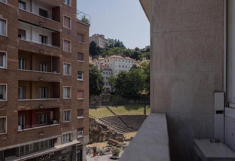 اتاق لوکس با بالکن, The Gallery Boutique Rooms