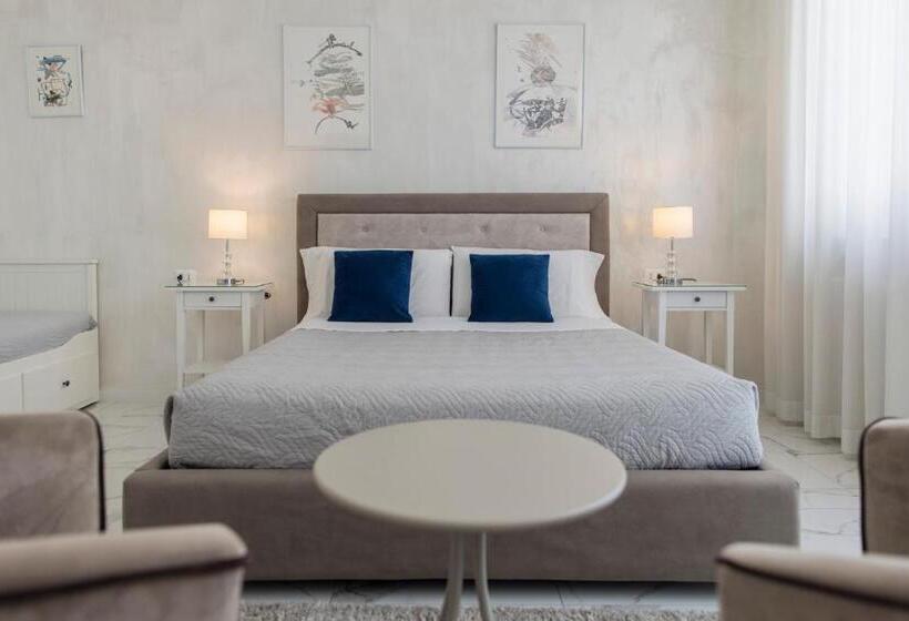 اتاق لوکس با بالکن, The Gallery Boutique Rooms