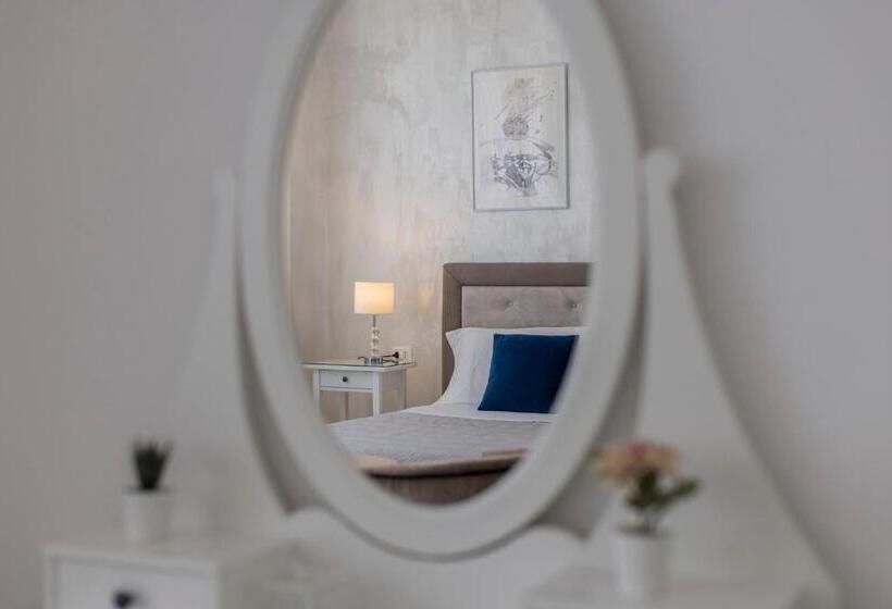 اتاق لوکس با بالکن, The Gallery Boutique Rooms