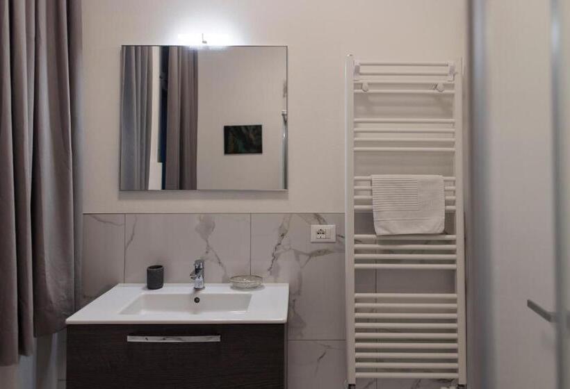 اتاق لوکس با بالکن, The Gallery Boutique Rooms