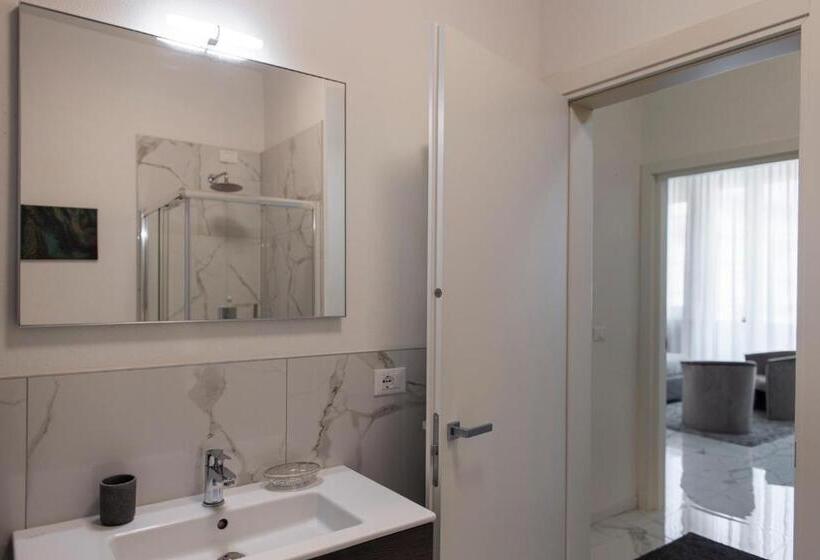 اتاق لوکس با بالکن, The Gallery Boutique Rooms