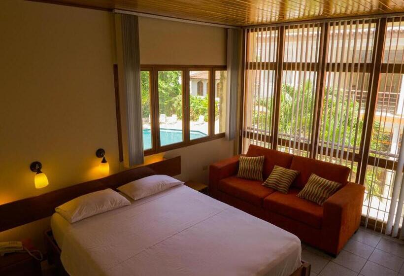 נוף לבריכה, Grand Hotel Mercedes