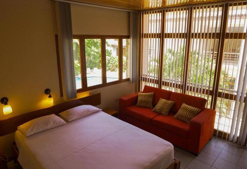 נוף לבריכה, Grand Hotel Mercedes