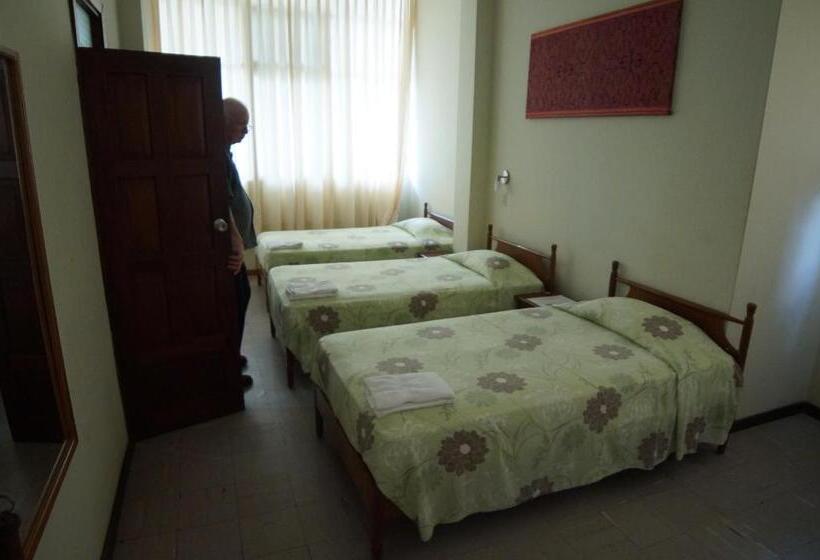 חדר סטנדרט לשלושה, Grand Hotel Mercedes