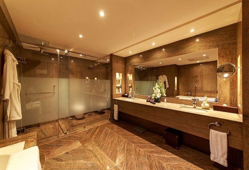 اتاق اجرایی, Islamabad Serena