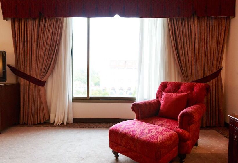 سوییت جونیور, Islamabad Serena