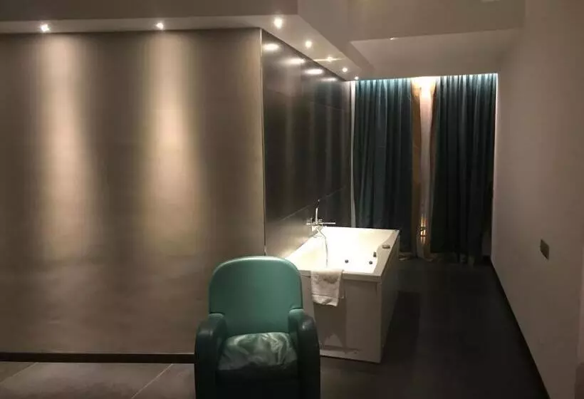 سوئیت با وان آب گرم, Mediterranea Hotel & Convention Center