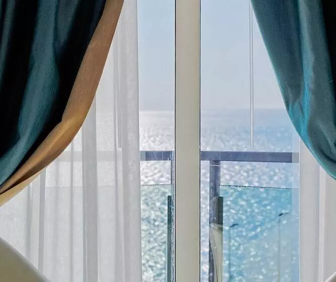 سوییت جونیور, Mediterranea Hotel & Convention Center