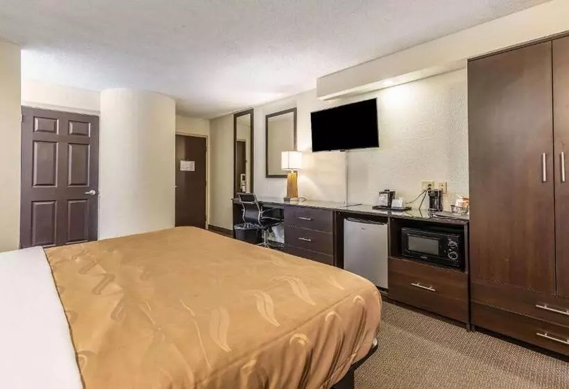 キングサイズベッドのスタンダードルーム, Quality Inn Memphis Northeast Near I40