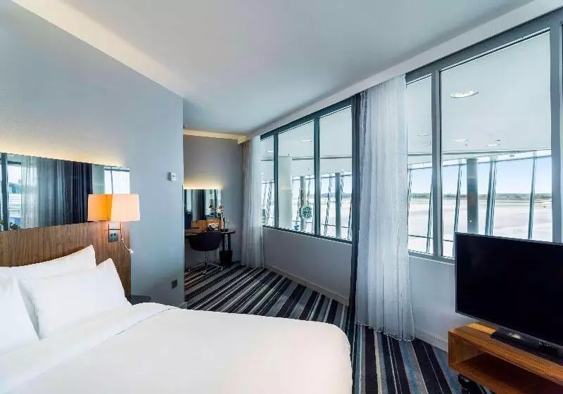 سوئیت جونیور با چشم‌انداز, Radisson Blu Airport Terminal