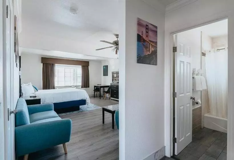 Deluxe Suite King Bed, Sea Air Inn & Suites   Downtown   Restaurant Row