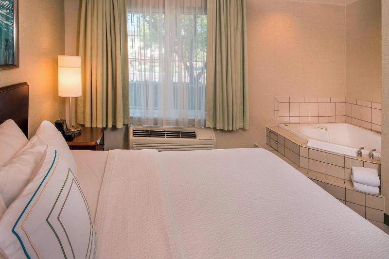 带大床的标准工作室, Springhill Suites By Marriott State College