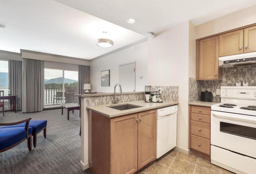 Suite with lake view, Manteo At Eldorado Resort