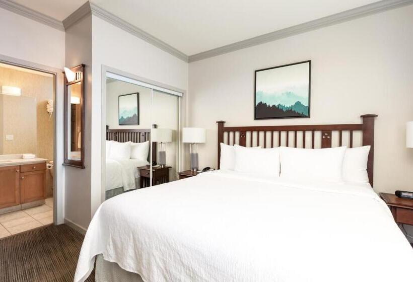 Suite with lake view, Manteo At Eldorado Resort