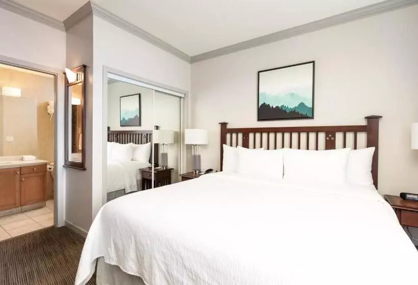 Suite with lake view, Manteo At Eldorado Resort