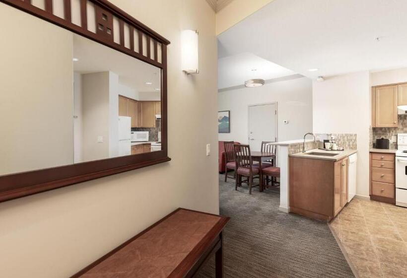 Suite with lake view, Manteo At Eldorado Resort