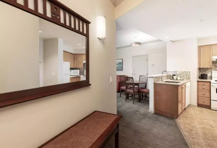 Suite with lake view, Manteo At Eldorado Resort