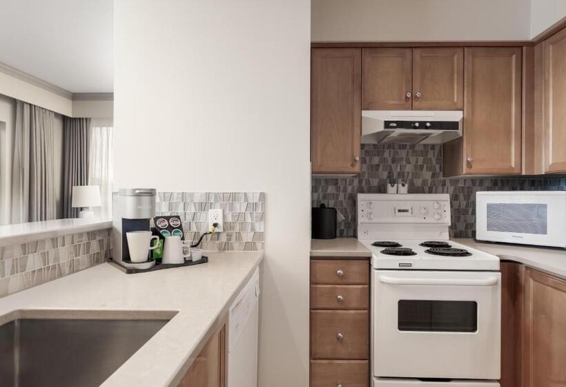 Suite with lake view, Manteo At Eldorado Resort