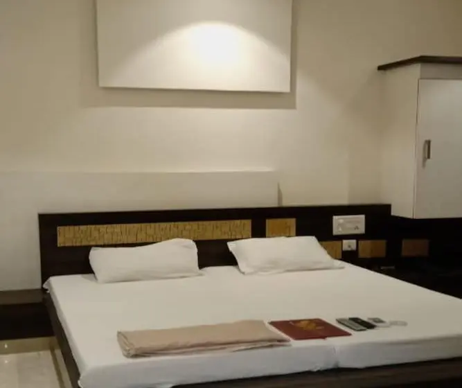 Chambre Deluxe, Harsh Regency