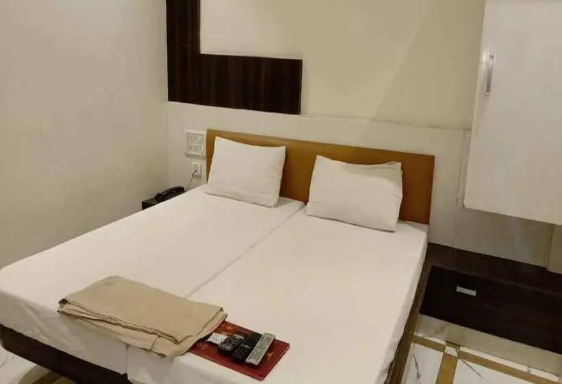 Chambre Deluxe, Harsh Regency