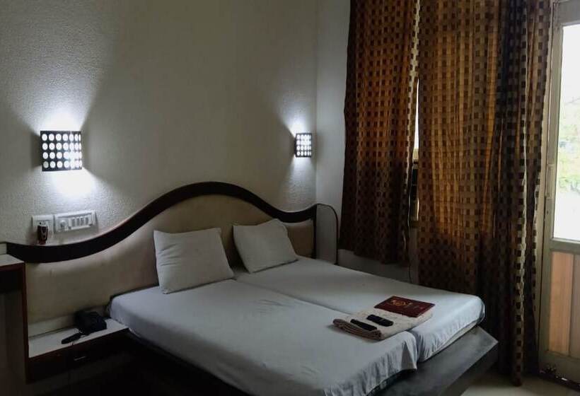 غرفة ديلوكس, Harsh Regency