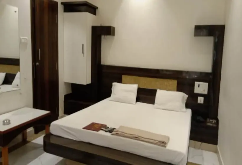 Chambre Deluxe, Harsh Regency