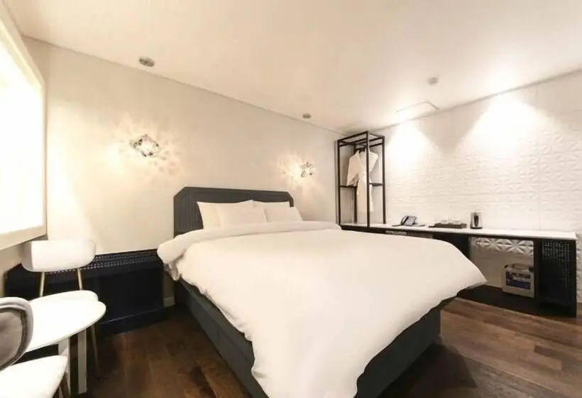 Deluxe-huone, Sinan Equelim
