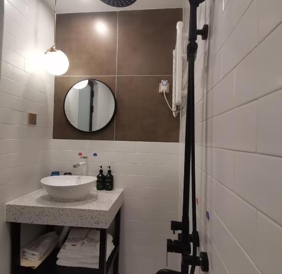 Pokój Ekonomiczny, Ruiya Apart