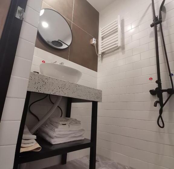 Pokój Ekonomiczny, Ruiya Apart