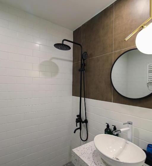 Quarto Estandar, Ruiya Apart
