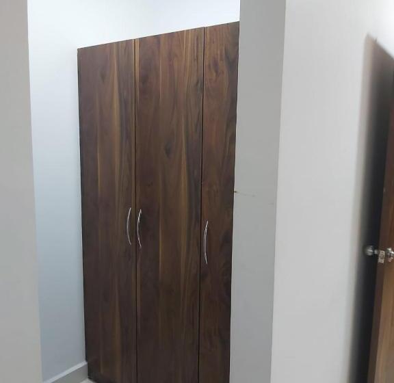 デラックスルーム, Sahasra Dla