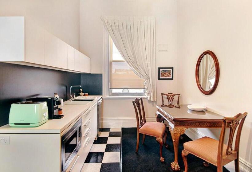 מיטת קינג בסוויטה, Langsford Luxury