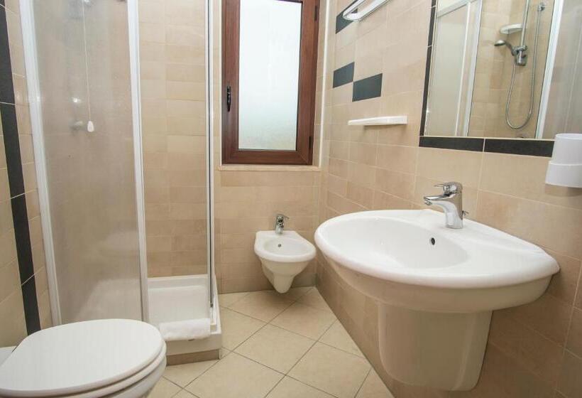 חדר סטנדרט לשלושה, Cilentiamoci Palinuro