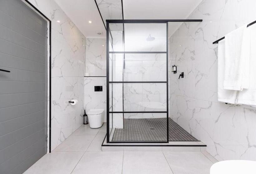 Люкс 2 Спальни, Mint Hotel 84 On Katherine