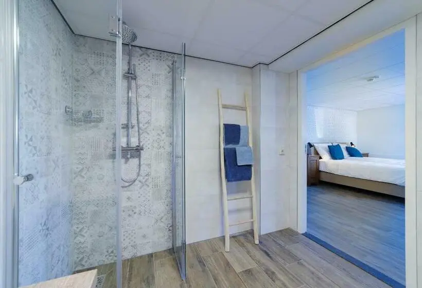 Standard Room King Bed Adapted for people with reduced mobility, Herberg De Griffioen
