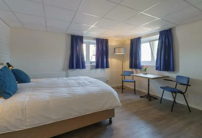 Standard Room King Bed Adapted for people with reduced mobility, Herberg De Griffioen