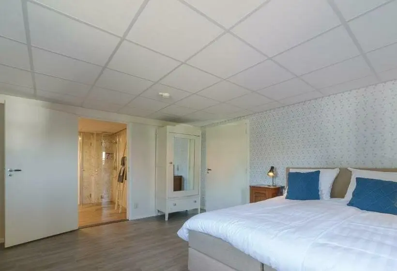 Standard Room King Bed Adapted for people with reduced mobility, Herberg De Griffioen
