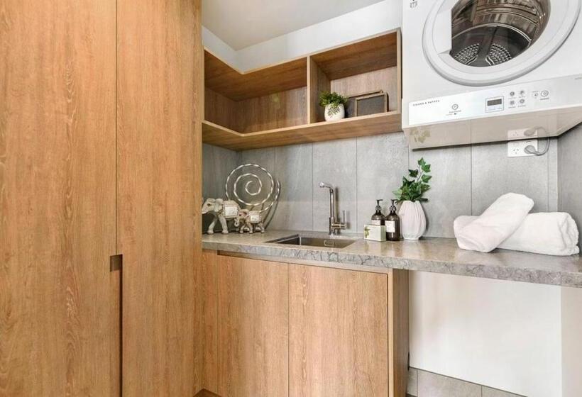 جناح إدارى مطل على البحر, Vue Broadbeach   Official