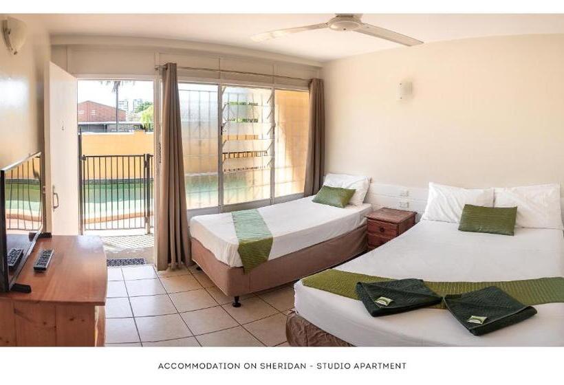 إستديو قياسى مطل على حمام السباحة, Accommodation On Sheridan